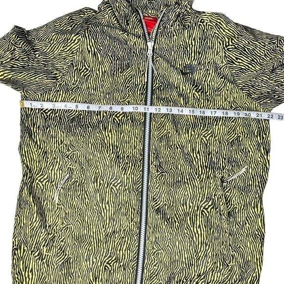 Nike Foldaway Light Running Safari Print
Jacket. Size Medium - Picture 6 of 12
